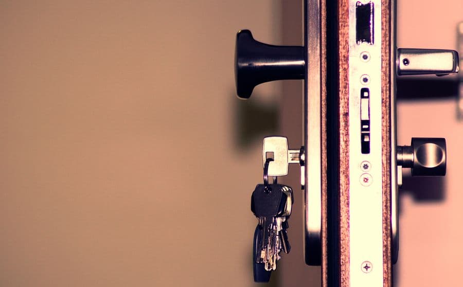 Serrure multipoints haute sécurité installée sur une porte